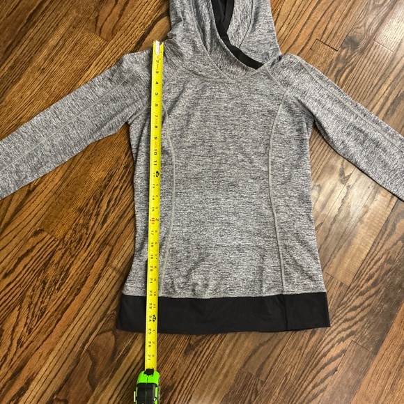 Lululemon Hooded Activewear Top EUC size 6 - Picture 5 of 5